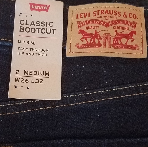NWT WOMEN'S CLASSIC LEVI'S - Picture 2 of 4